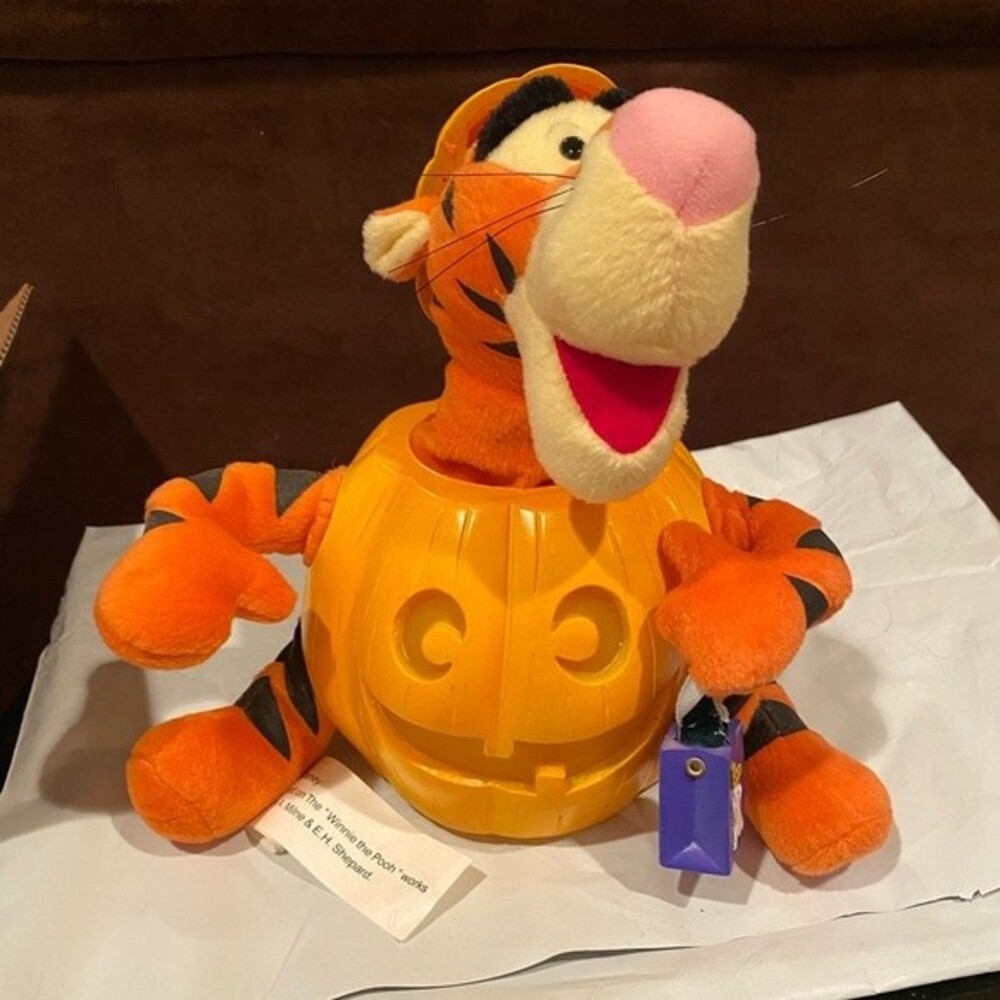 Vintage Disney's Tigger in Halloween Pumpkin Animated Sings Moves Lights 9" Fall